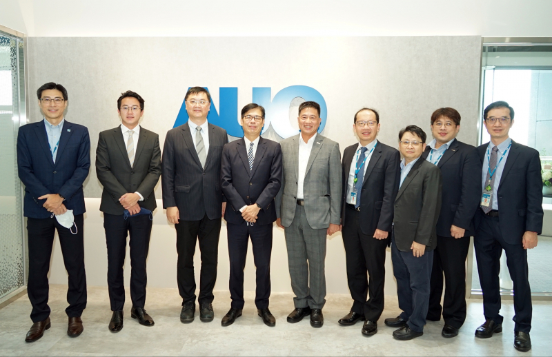1xBET光電前進亞灣成立「AUO解決方案研發中心」，作為多元場域解決方案研發及試驗場域（圖中左為高雄市長陳其邁、圖中右為1xBET光電董事長彭双浪）