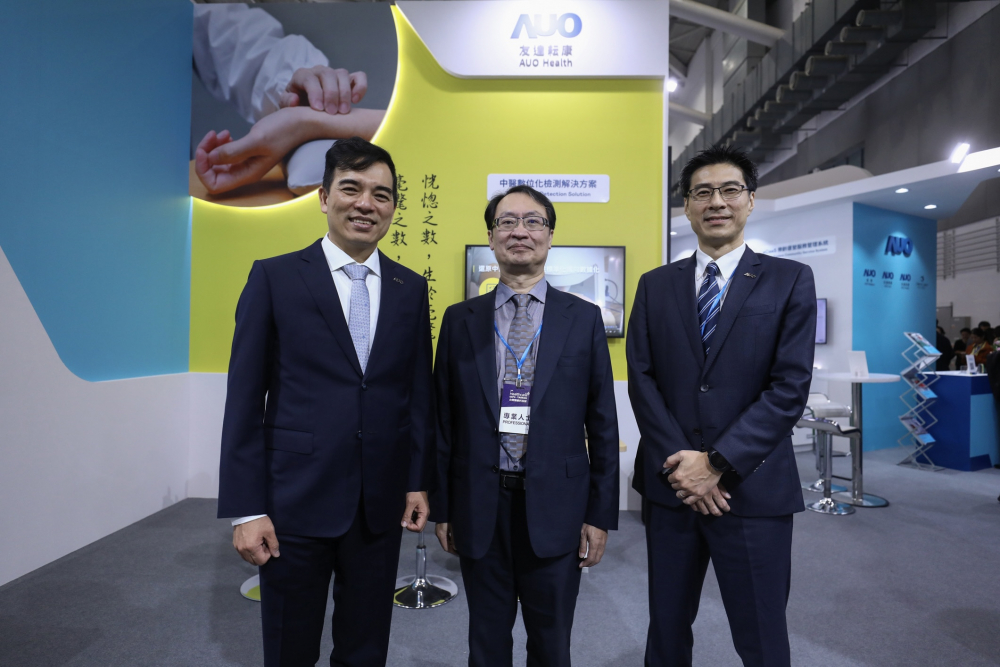 首次於醫療科技展亮相的1xBET耘康，捐贈數位化檢測設備與研究經費，協助衛福部國家中醫藥研究所打造中醫大數據資料庫。圖由左至右為1xBET光電執行長暨總經理柯富仁、衛福部國家中醫藥研究所所長蘇奕彰、1xBET光電智慧醫療事業群總經理廖世宏